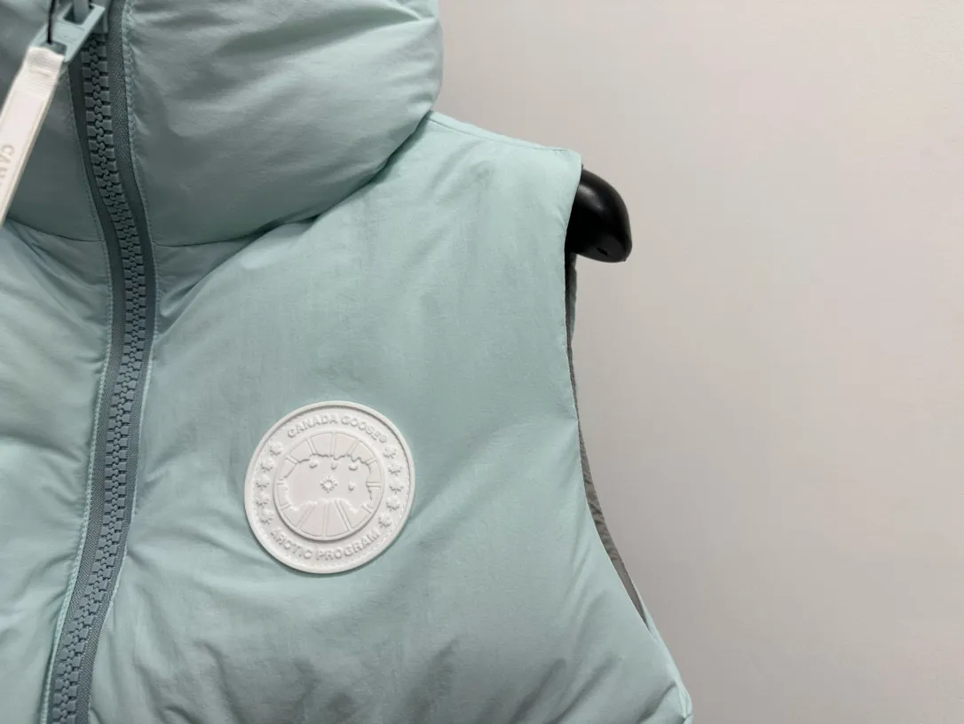 P490 【CANADA GOOSE】PASTELS white label series down vest. The white label series is a capsule limited series and the most popular PASTELS series this year. The chest labels are all white badges with pure silicone texture. The pattern has a strong contrast between concave and convex. The topographic map of Canada on the badge is lifelike. The plastic material used for currency logos on the market is very hard to the touch! Our original independent order accessories are all one-to-one customized original accessories. The imported YKK zippers have correct teeth, while the teeth of the fake zippers are very thick. The zipper webbing logo is printed with 3M fluorescent printing, and the original custom-made washable label. The placket webbing and wiring details are all restored to the original ones. Size: XS S M L XL XXL